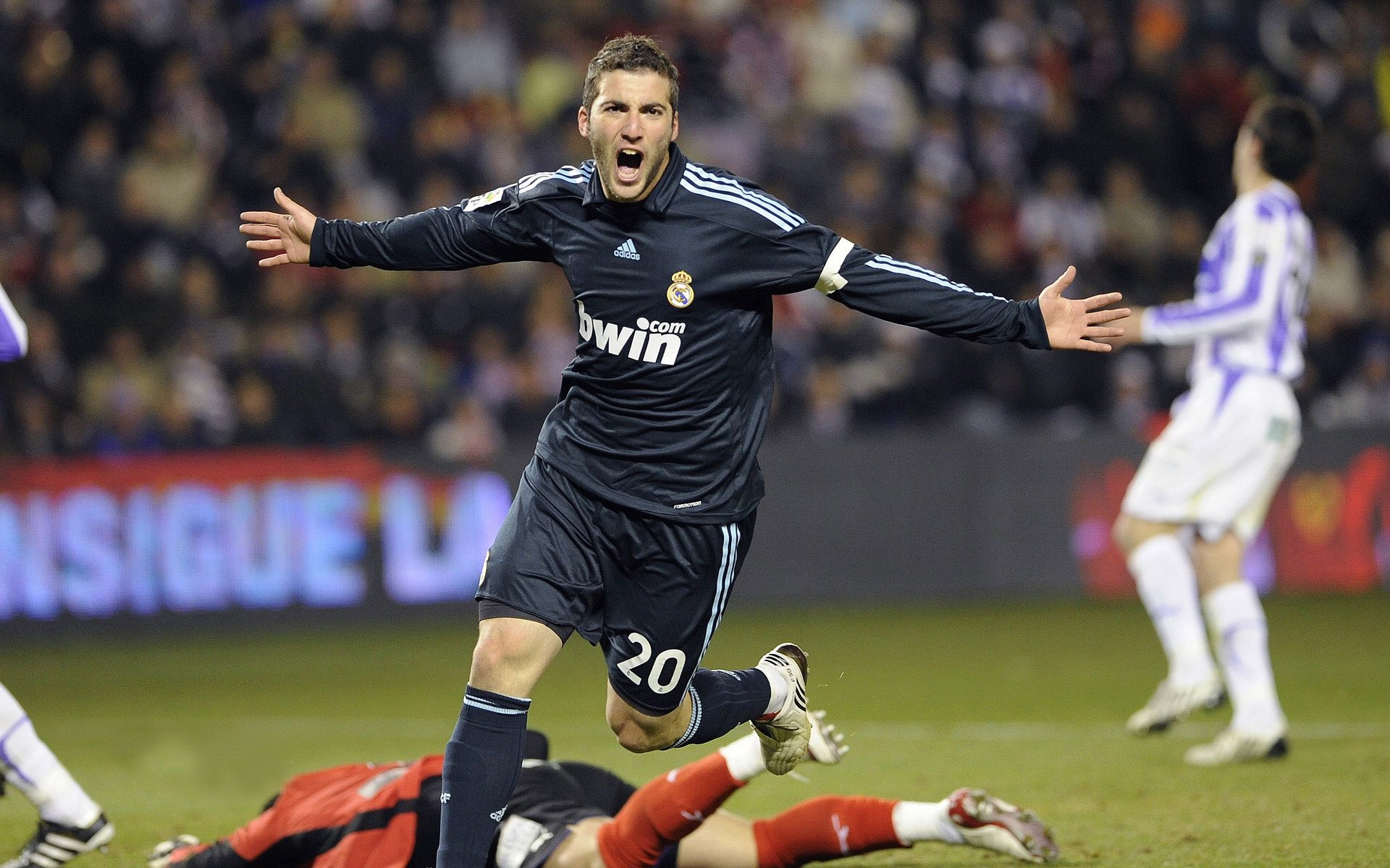 队长连续发挥出色,带领球队征服对手,球队队长的意义