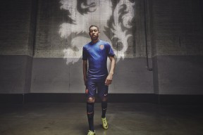 开云体育中国官方网站-_蓝天白云下的比赛：户外网球赛燃爆夏日激情_，网球户外游戏