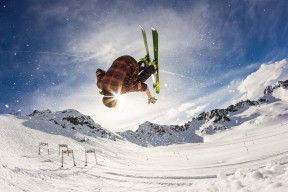 意大利在国家联赛中2-1击败以色列，取得开门红。，意大利队进攻