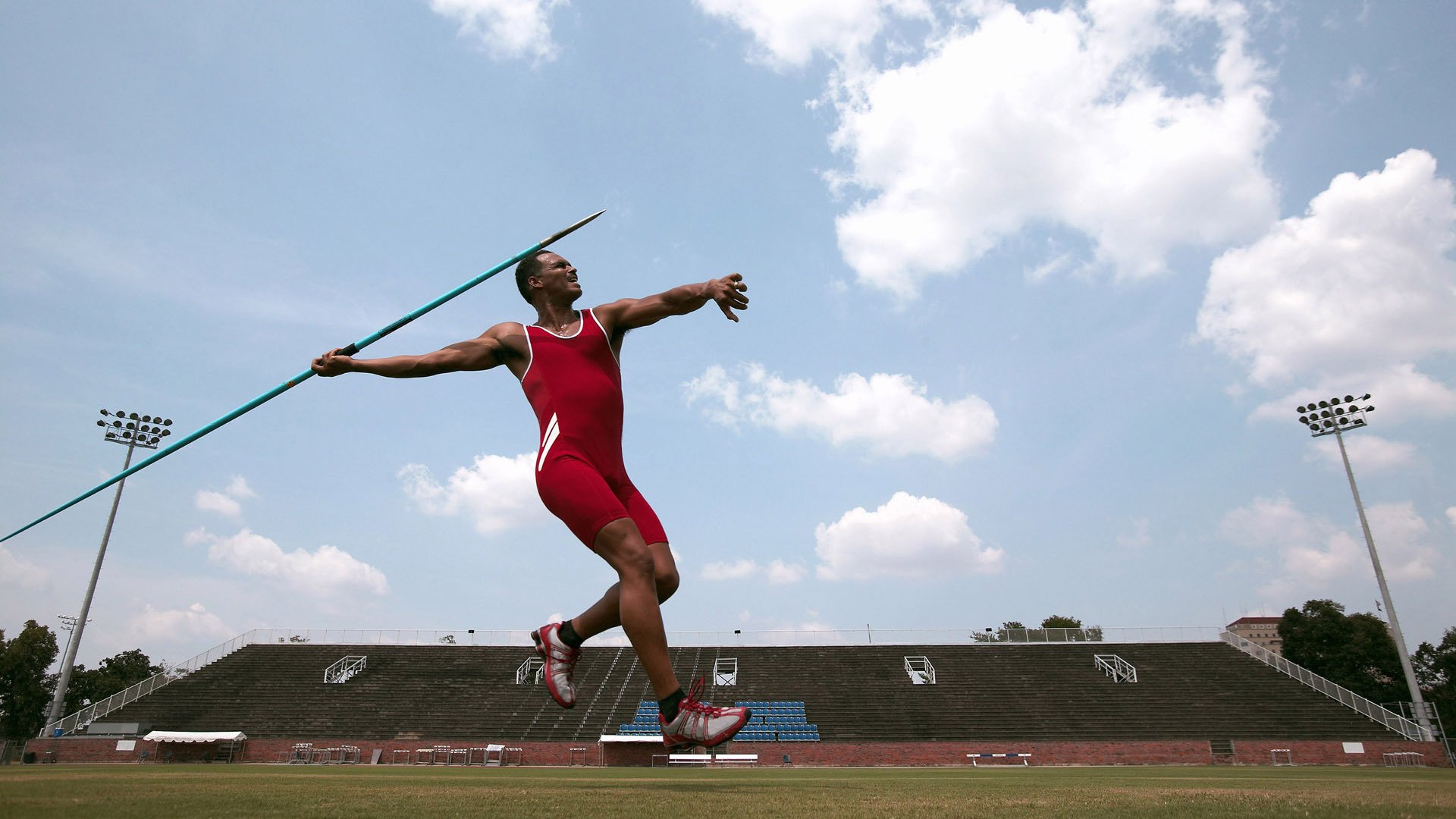 老鹰主场大胜骑士，展现强劲实力，老鹰队比赛